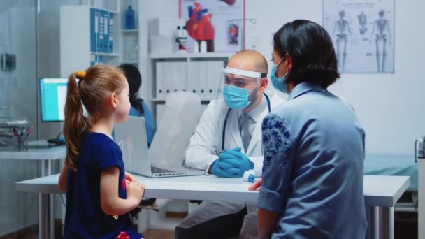 Lékařský specialista vyšetřující rentgen dítěte — Stock video