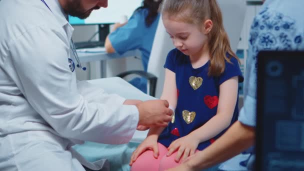 Little girl having arm bandaged — Stock Video