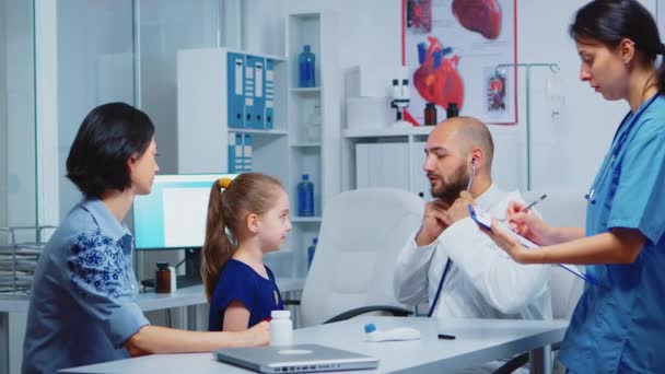 Arzt untersucht Kind im Krankenhaus — Stockvideo