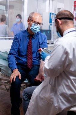 Kan basıncını ölçüyorum.