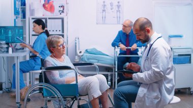Tedavi kliniğinde doktor muayenesi