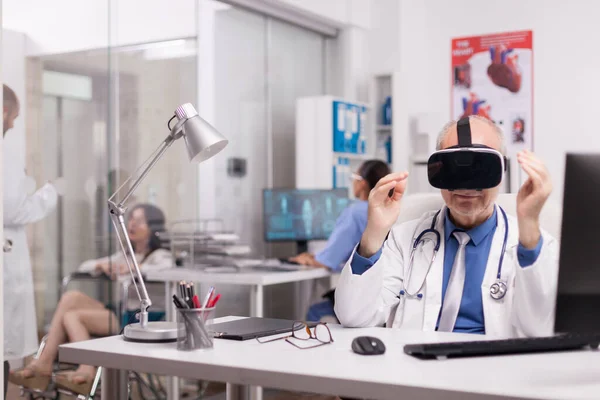 Senior doctor wearing virtual reality headset — Stock Photo, Image