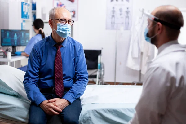 Sick patient talking with doctor — Stock Photo, Image