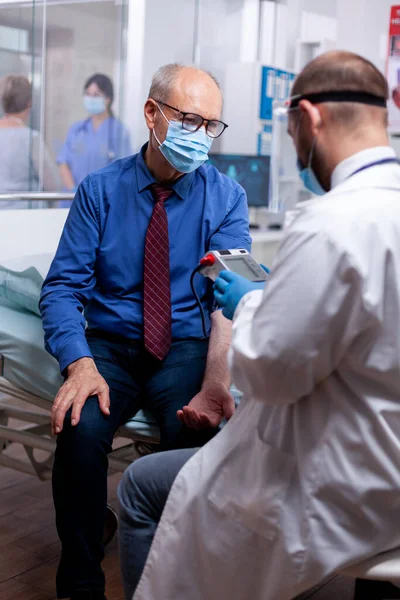 Kan basıncını ölçüyorum.