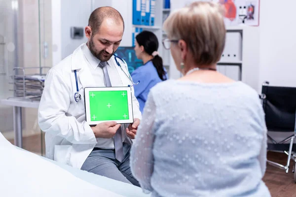 Lekarz z zielonym ekranem tabletki — Zdjęcie stockowe
