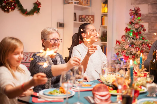 幸せなシニア女性でクリスマスお祝い — ストック写真