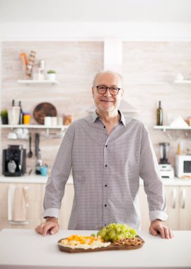 Mutlu yaşlı adam gülümsüyor