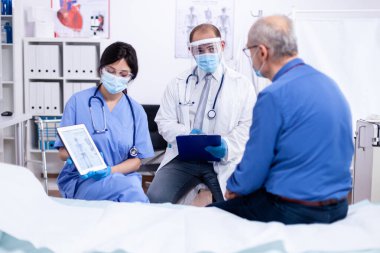 Osteoporozdan muzdarip kıdemli adam.