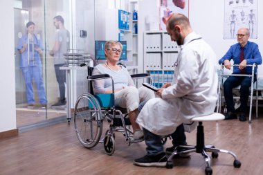 Parkinson 'lu kadın tekerlekli sandalyede oturuyor.