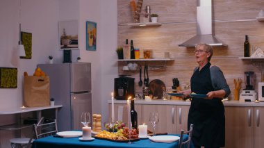 Kocasını romantik bir yemekle şaşırtıyor.