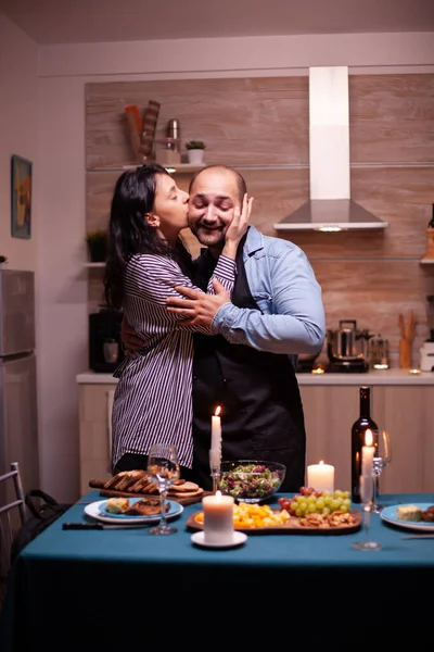 Esposa dando afeto marido — Fotografia de Stock