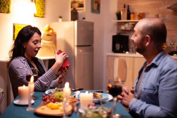 Öffnende kleine Geschenkschachtel präsentiert — Stockfoto