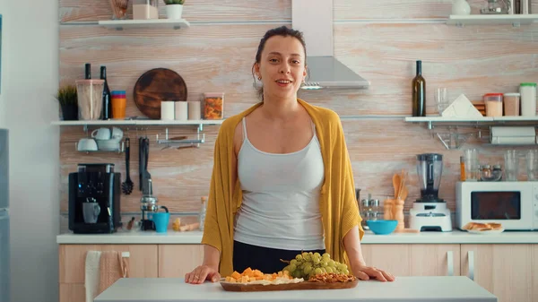 Жінка відеоблогер сидить на домашній кухні — стокове фото
