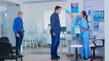 Covid19 'a karşı vizörlü hemşire.