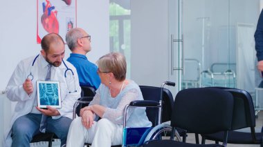 Doktor X ışını tabletinde teşhis koyuyor.