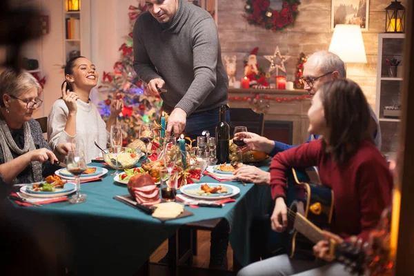 Fröhliche Mutter beim Weihnachtsessen der Familie — Stockfoto