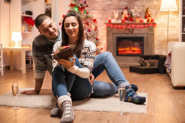 Feliz novia acerca de su regalo de Navidad —  Fotos de Stock