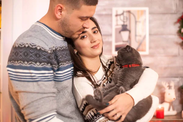 Happy man with his girlfriend and the cat — Stock Photo, Image