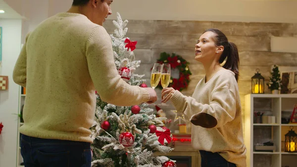 Alegre pareja joven la creación de su árbol de Navidad —  Fotos de Stock