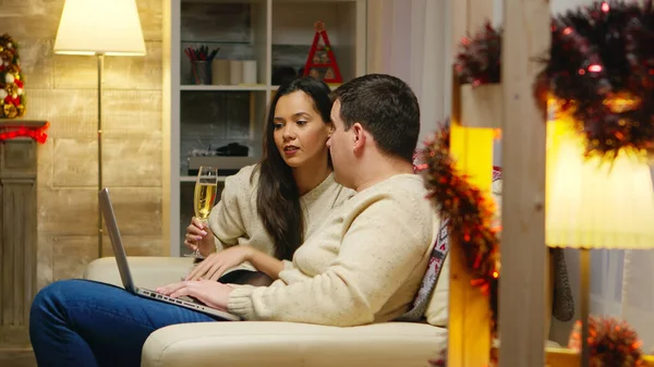 Romantic couple relaxing on couch and browsing on their phones — Stock Photo, Image