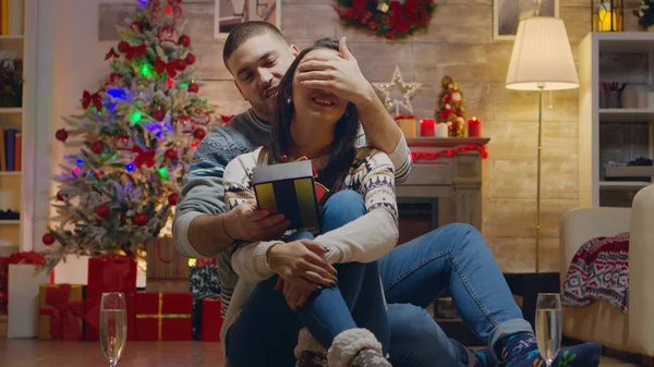 Esposo cubriendo los ojos de su esposa para darle un regalo sorpresa —  Fotos de Stock