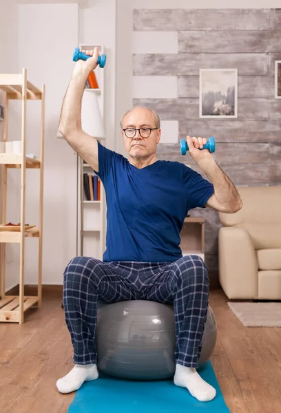 Oudere man doet sport in pyjama 's — Stockfoto