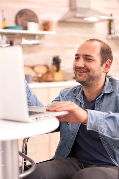 Guy en fauteuil roulant souriant sur la vidéoconférence — Photo