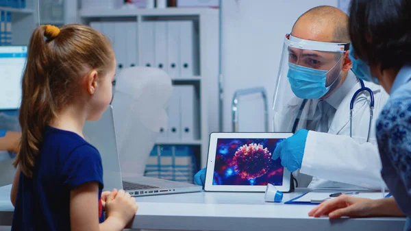 Läkare som förklarar virusets utveckling — Stockfoto