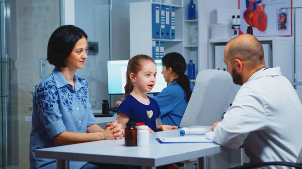 Läkare ger high five med liten patient — Stockfoto