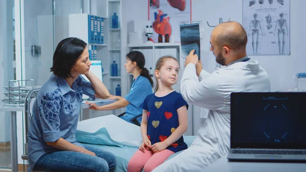 Vänlig läkare visar röntgenbild — Stockfoto
