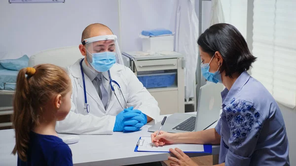 Moeder schrijft doktersinstructies — Stockfoto