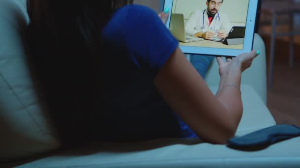 Kobieta rozmawiająca z lekarzem stosującym tabletki — Wideo stockowe