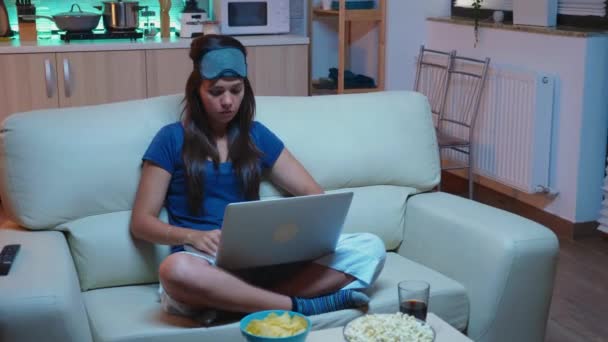 Mujer escribiendo un correo electrónico por la noche — Vídeos de Stock