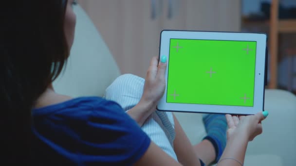 Femme de lecture sur tablette numérique avec écran vert