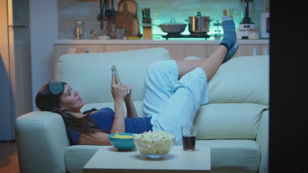 Mujer acostada en el sofá revisando el teléfono celular — Vídeo de stock