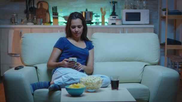 전화를 사용하고 TV 를 보는 여자 — 비디오