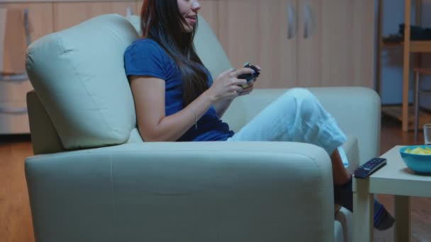 Mujer jugando videojuegos en la consola — Vídeos de Stock
