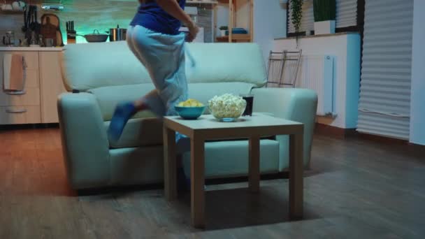 Lady kijken TV in de woonkamer — Stockvideo