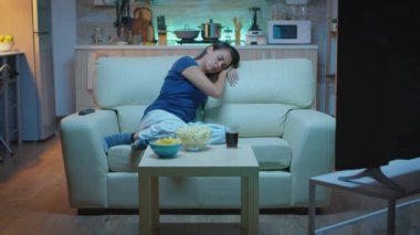 Ev hanımı oturma odasında uyuyakalıyor.