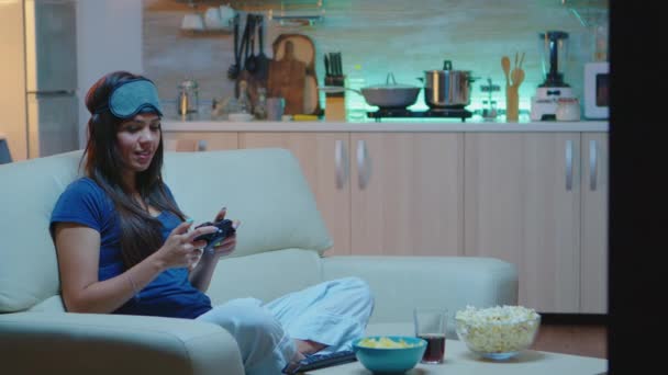 Решительная женщина, играющая в видеоигры — стоковое видео
