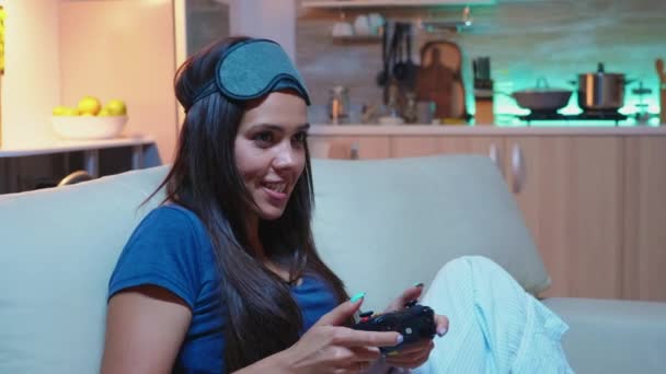 Женщина, зависимая от компьютерных игр — стоковое видео