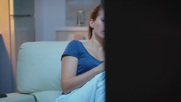 Dame slaapt alleen op de bank in de woonkamer — Stockvideo