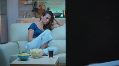 Kanepede uyuyan bir kadın.