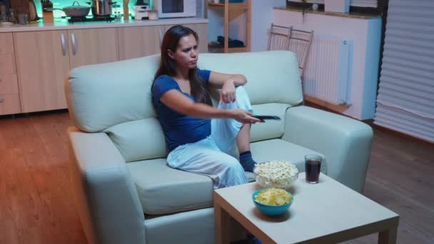Mulher nervosa com controle remoto de televisão — Vídeo de Stock