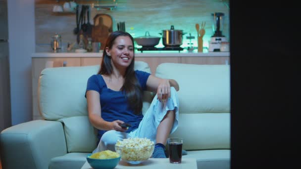 Žena smějící se dívá na televizi — Stock video