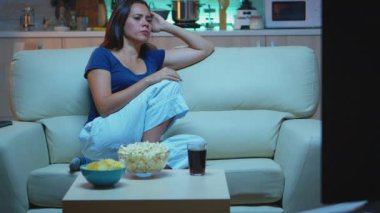 Yorgun ev hanımı TV karşısında uyuyakalıyor.