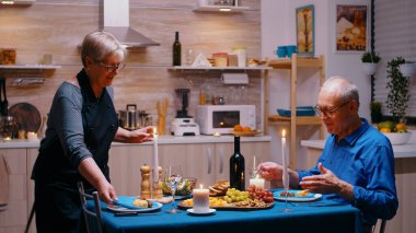 Yemek servisi yapan emekli kadın.