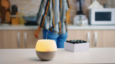 Mutfaktaki kadın gerekli yağları yayıyor.