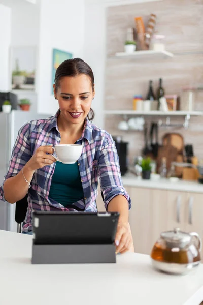 Smiling using tablet pc — Stock Photo, Image