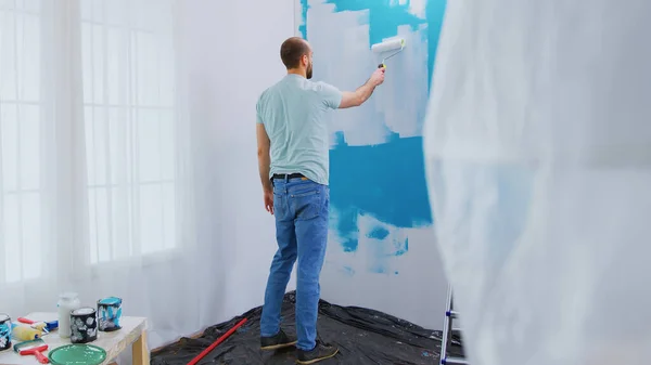 Brosse à rouleaux plongeants dans la peinture — Photo